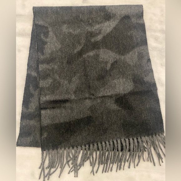Begg & Co 100% Cashmere Camo Scarf - Picture 3 of 3
